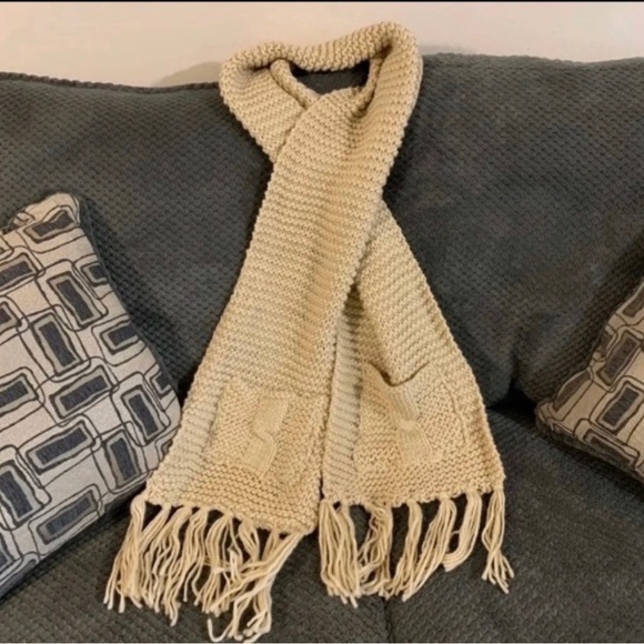 Chunky Oversized Two Pocket Tassel Scarf. - Picture 4 of 7